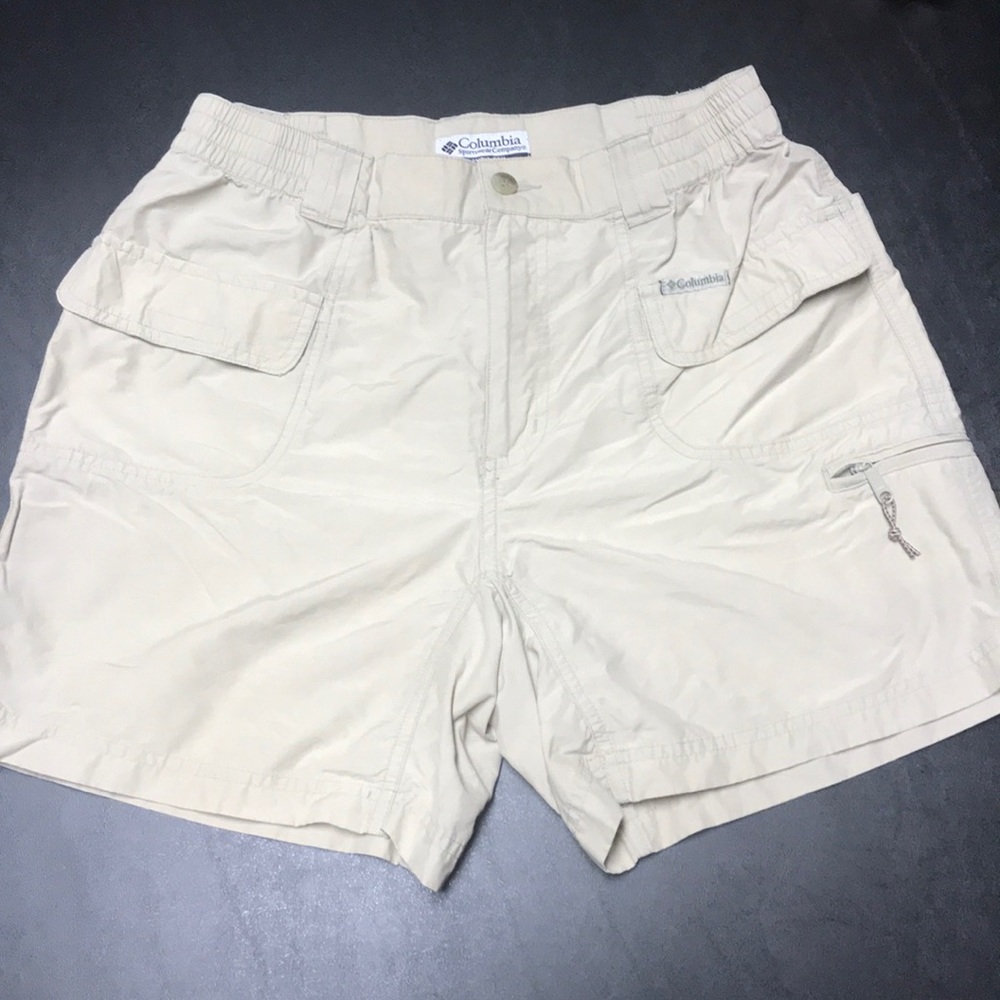 Columbia women’s quick dry khaki shorts w pockets
